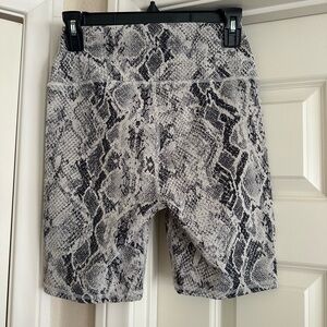 ALO Yoga High-Waist Snakeskin Vapor Short - Bone